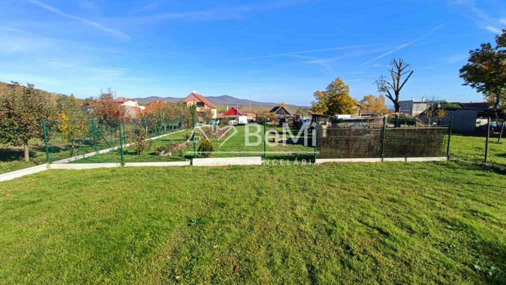 Pozemok - Ardanovce, všetky siete na pozemku. Piešťany -13km