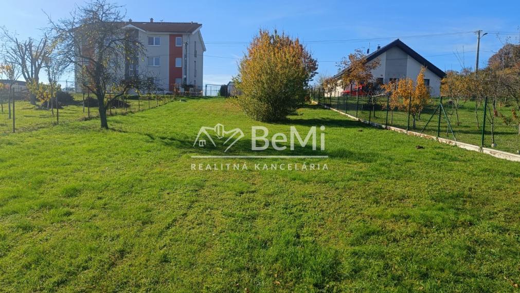 Pozemok - Ardanovce, všetky siete na pozemku. Piešťany -13km