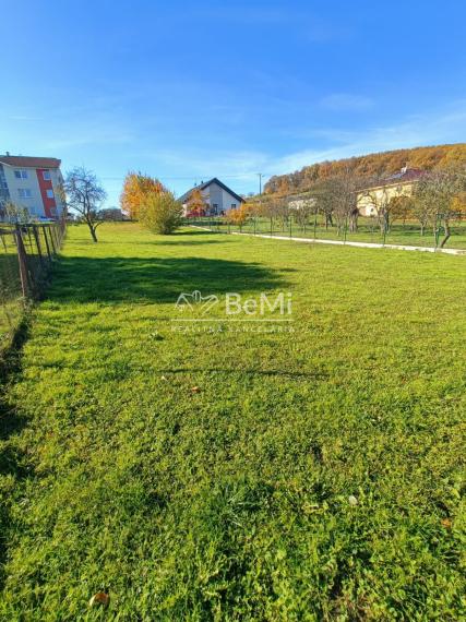 Pozemok - Ardanovce, všetky siete na pozemku. Piešťany -13km