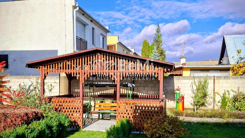 REZERVOVANÉ Rodinný dom s veľkou záhradou a garážou v tichej časti Chocholnej