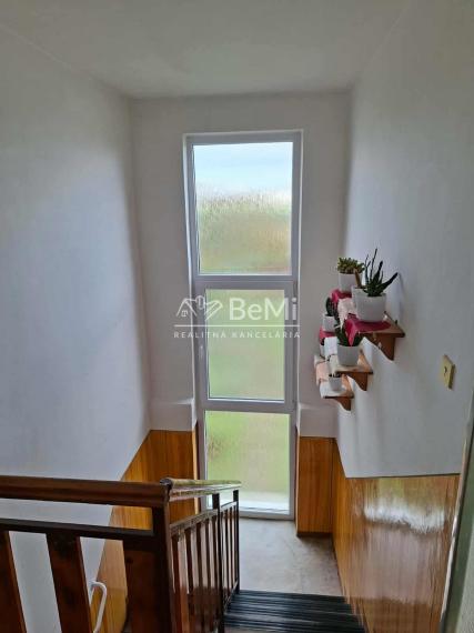 REZERVOVANÉ Rodinný dom s veľkou záhradou a garážou v tichej časti Chocholnej