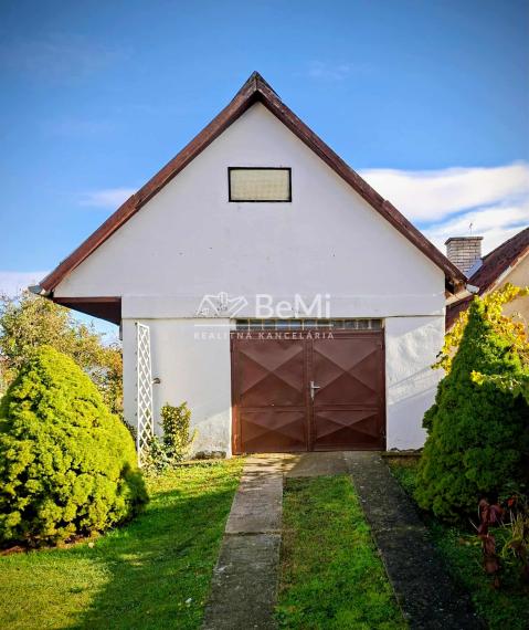 REZERVOVANÉ Rodinný dom s veľkou záhradou a garážou v tichej časti Chocholnej