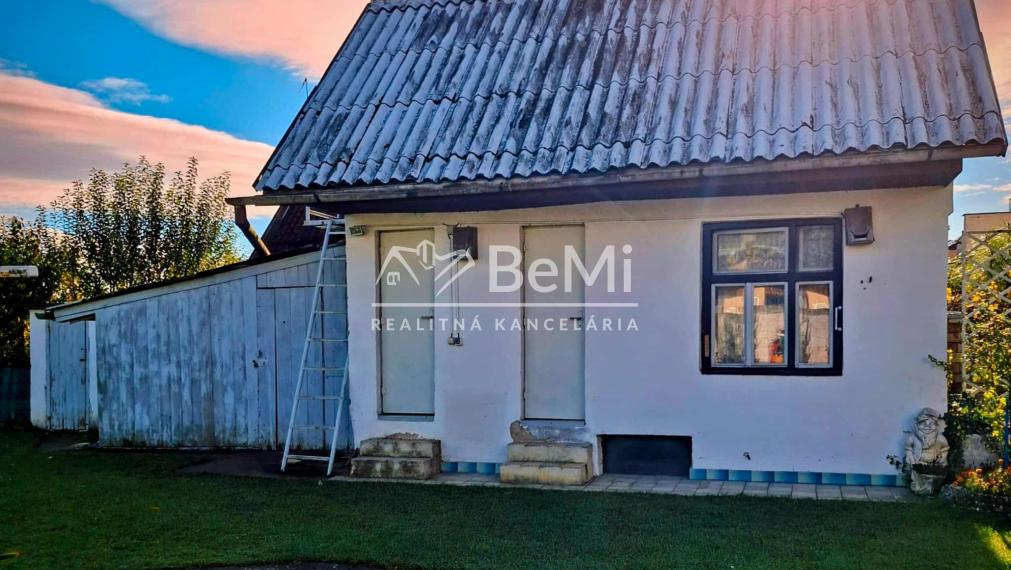 REZERVOVANÉ Rodinný dom s veľkou záhradou a garážou v tichej časti Chocholnej