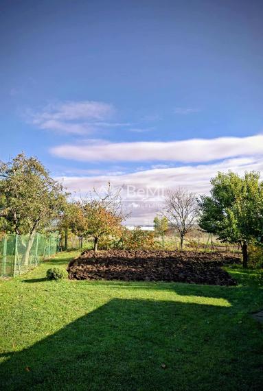 REZERVOVANÉ Rodinný dom s veľkou záhradou a garážou v tichej časti Chocholnej