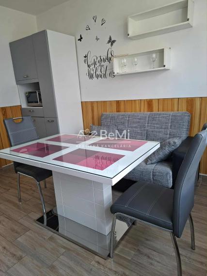 REZERVOVANÉ Rodinný dom s veľkou záhradou a garážou v tichej časti Chocholnej