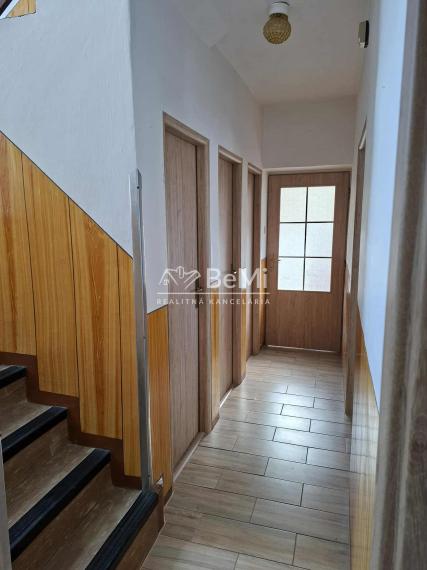 REZERVOVANÉ Rodinný dom s veľkou záhradou a garážou v tichej časti Chocholnej