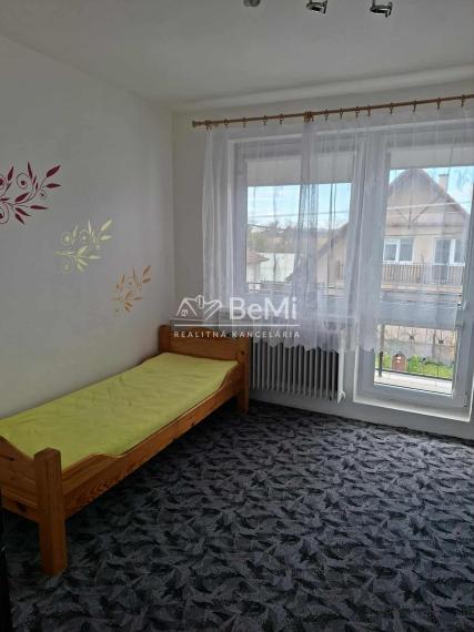 REZERVOVANÉ Rodinný dom s veľkou záhradou a garážou v tichej časti Chocholnej