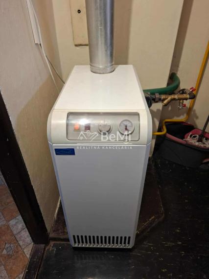 REZERVOVANÉ Rodinný dom s veľkou záhradou a garážou v tichej časti Chocholnej