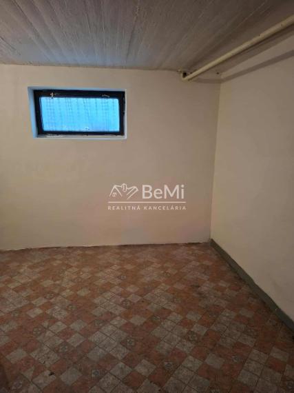 REZERVOVANÉ Rodinný dom s veľkou záhradou a garážou v tichej časti Chocholnej