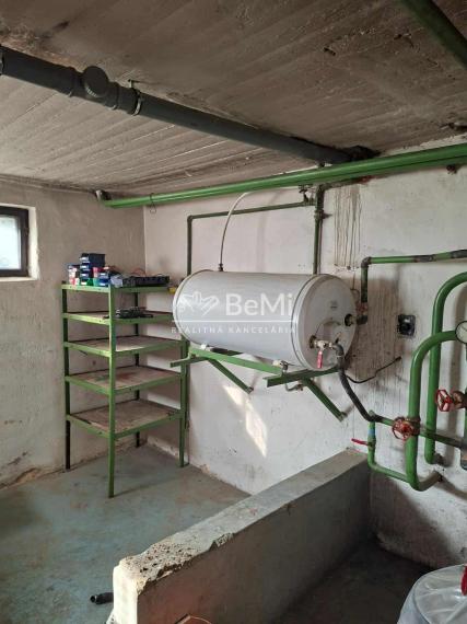 REZERVOVANÉ Rodinný dom s veľkou záhradou a garážou v tichej časti Chocholnej