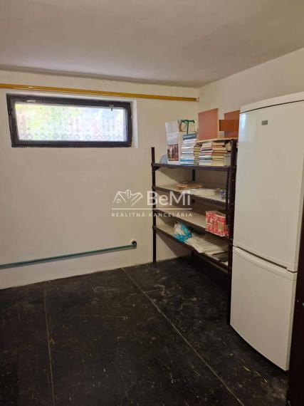 REZERVOVANÉ Rodinný dom s veľkou záhradou a garážou v tichej časti Chocholnej