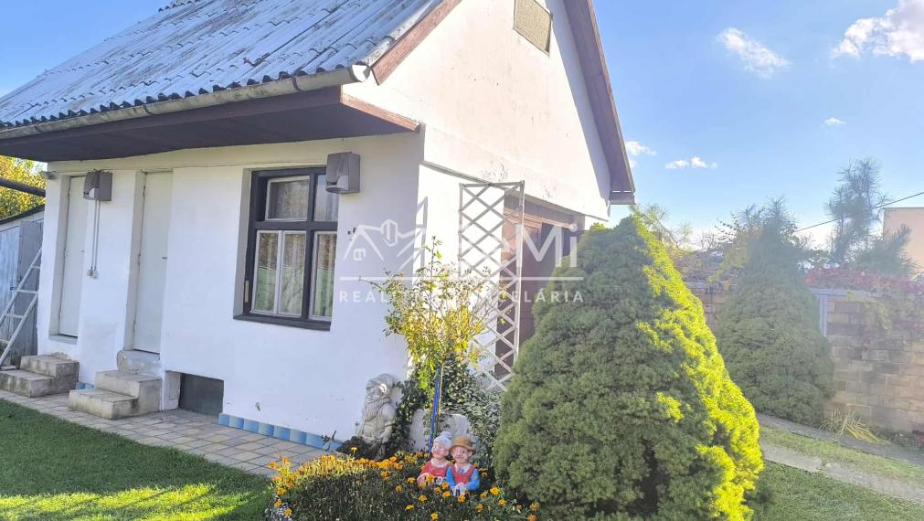 REZERVOVANÉ Rodinný dom s veľkou záhradou a garážou v tichej časti Chocholnej