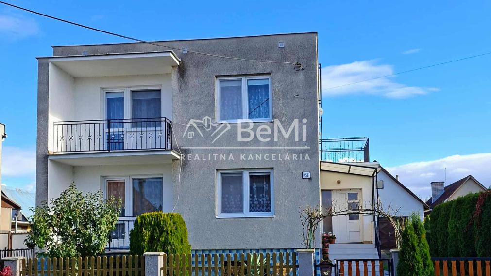 REZERVOVANÉ Rodinný dom s veľkou záhradou a garážou v tichej časti Chocholnej