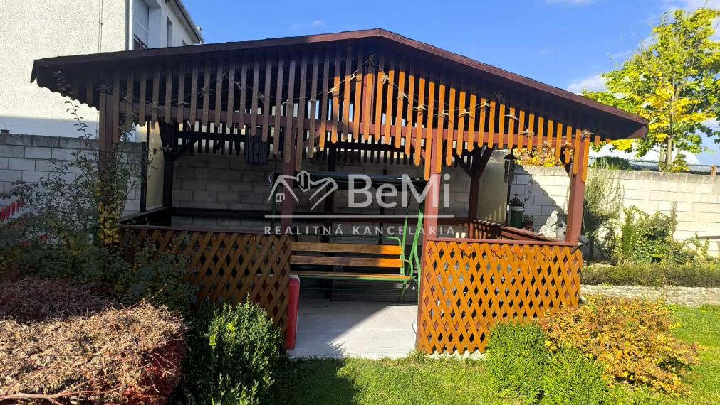 REZERVOVANÉ Rodinný dom s veľkou záhradou a garážou v tichej časti Chocholnej