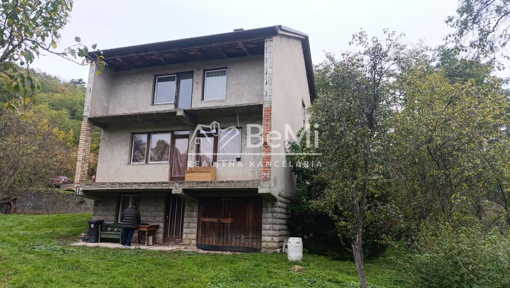 Dvojpodlažný rodinný dom v obci Arka , Maďarsko - NA PREDAJ