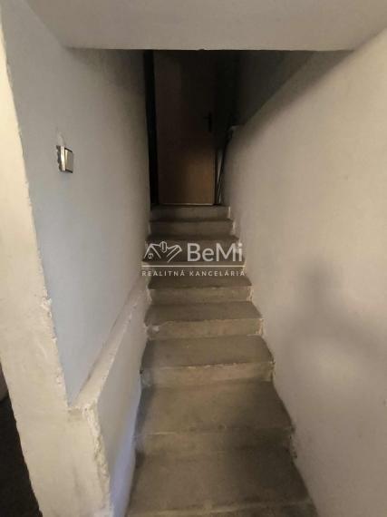 Rodinný dom v Čachticiach – na skvelom mieste hneď pri škole