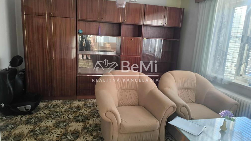 Rodinný dom v Čachticiach – na skvelom mieste hneď pri škole