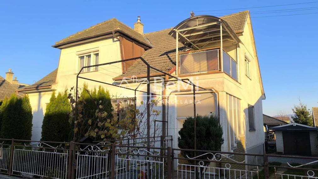 Rodinný dom v Čachticiach – na skvelom mieste hneď pri škole