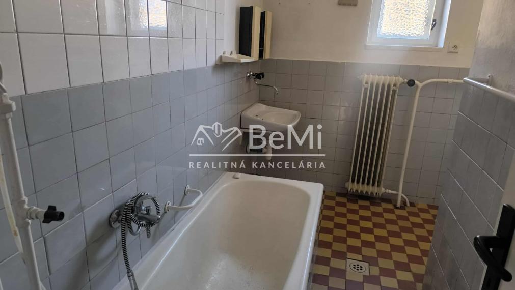 Rodinný dom v Čachticiach – na skvelom mieste hneď pri škole