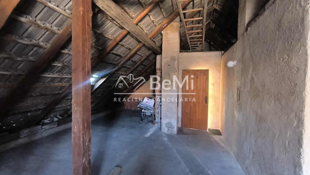 Rodinný dom v Čachticiach – na skvelom mieste hneď pri škole