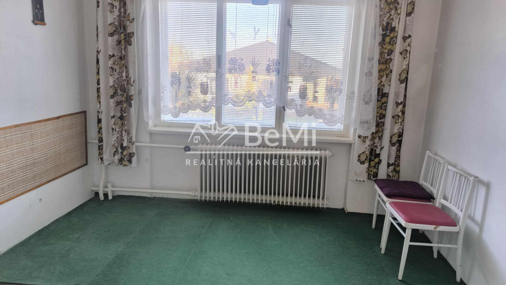 Rodinný dom v Čachticiach – na skvelom mieste hneď pri škole