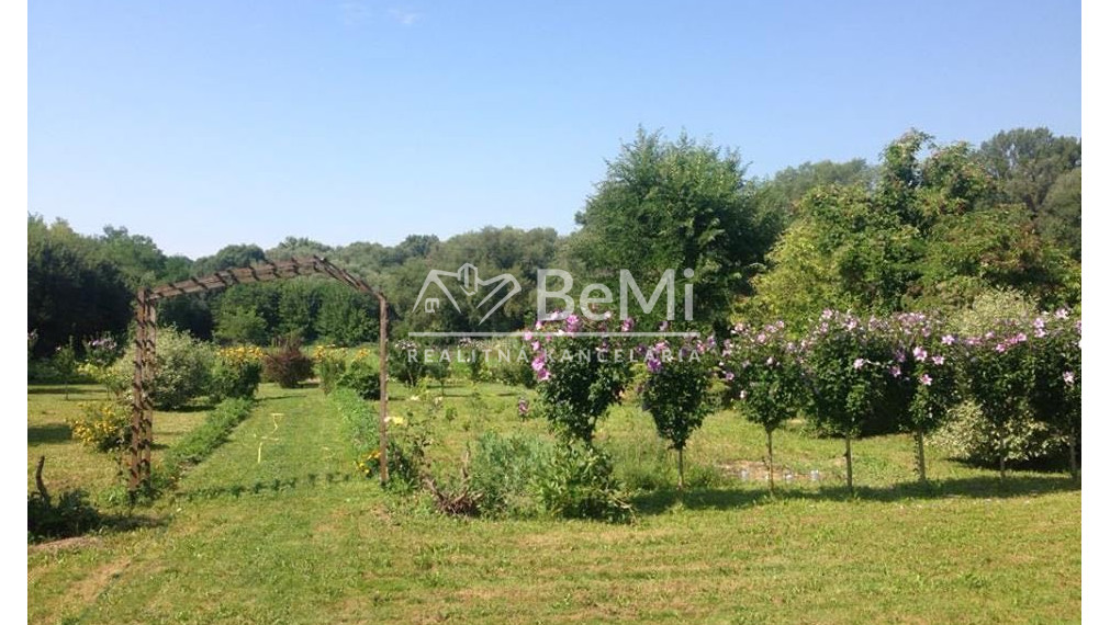 Pozemok 7 400 m² len 19 km od hranice Košíc!