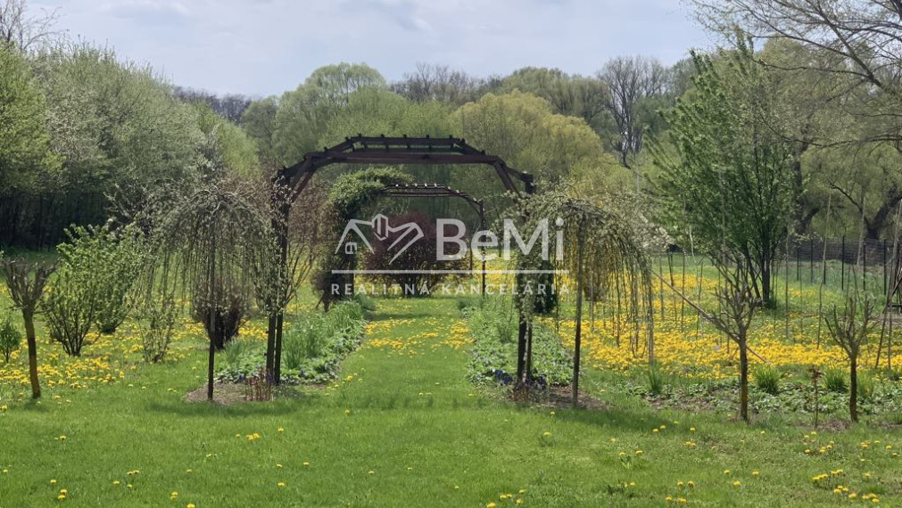 Pozemok 7 400 m² len 19 km od hranice Košíc!