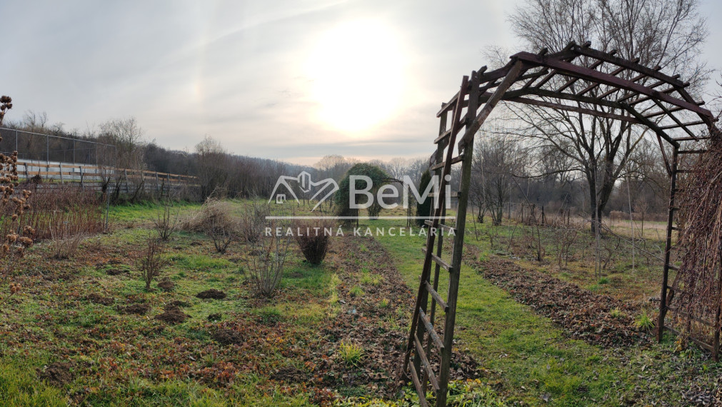 Pozemok 7 400 m² len 19 km od hranice Košíc!