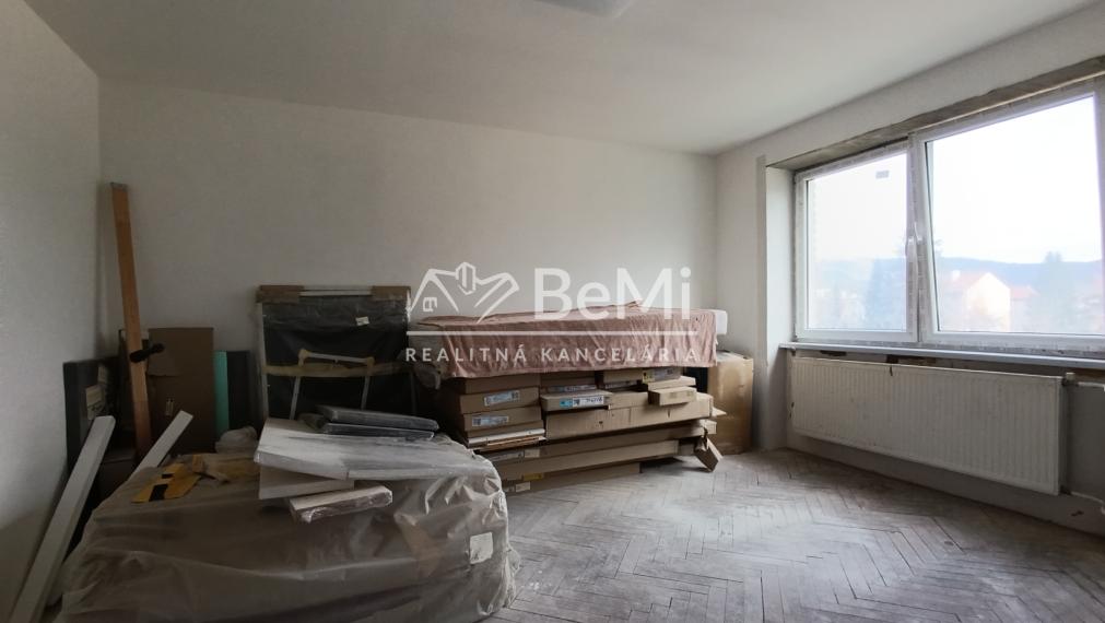 Trojgeneračný  dom v Slavošovciach , tri samostatné  vchody