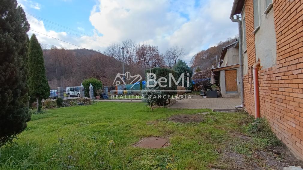 Trojgeneračný  dom v Slavošovciach , tri samostatné  vchody