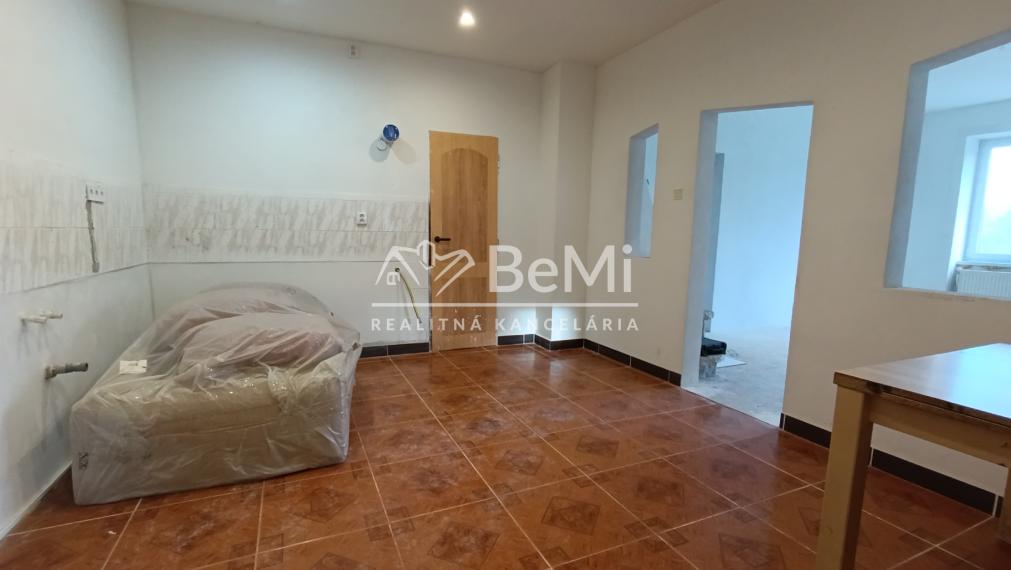 Trojgeneračný  dom v Slavošovciach , tri samostatné  vchody