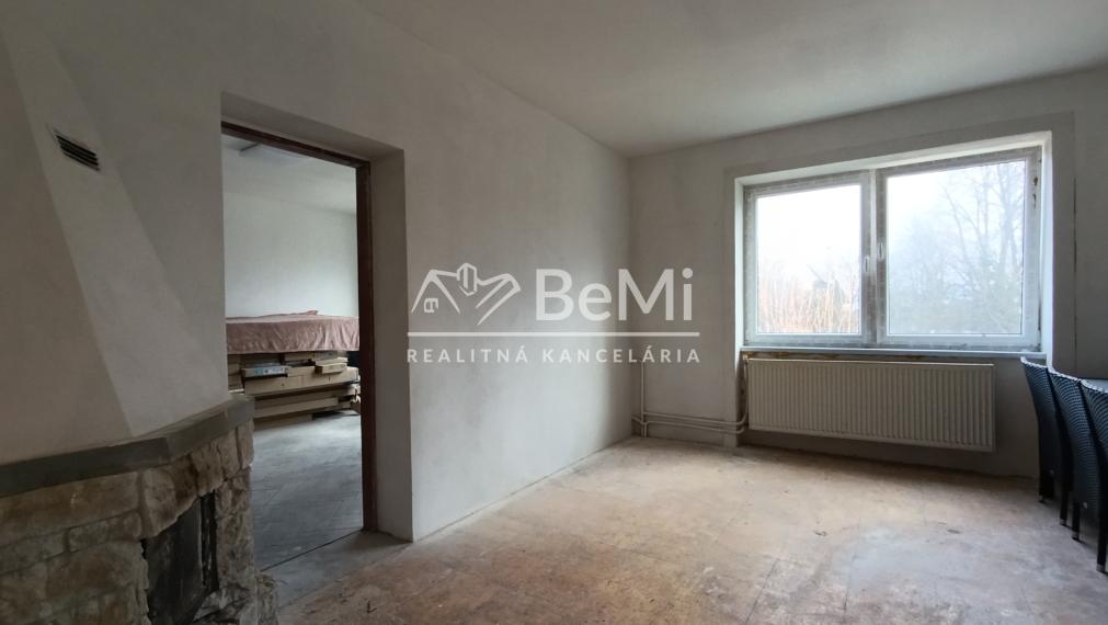 Trojgeneračný  dom v Slavošovciach , tri samostatné  vchody