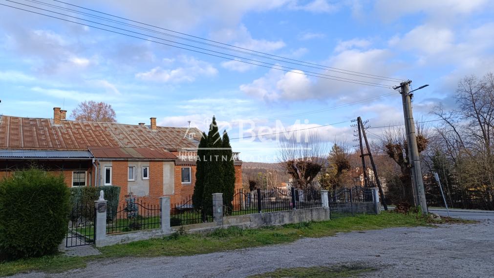 Trojgeneračný  dom v Slavošovciach , tri samostatné  vchody