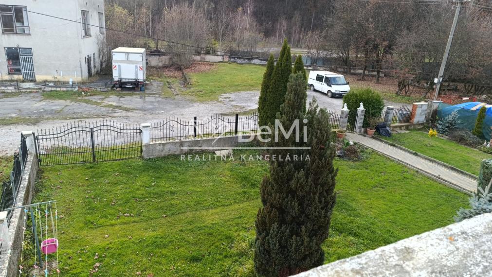 Trojgeneračný  dom v Slavošovciach , tri samostatné  vchody