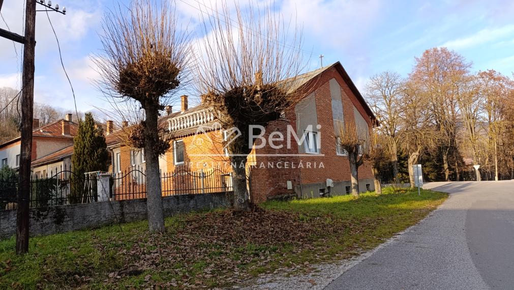 Trojgeneračný  dom v Slavošovciach , tri samostatné  vchody