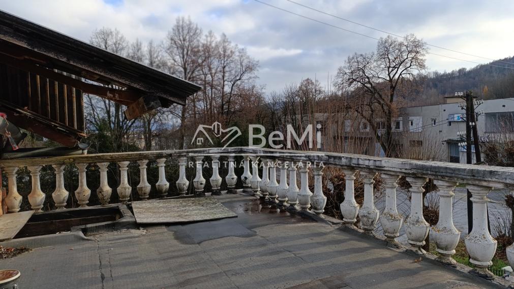 Trojgeneračný  dom v Slavošovciach , tri samostatné  vchody