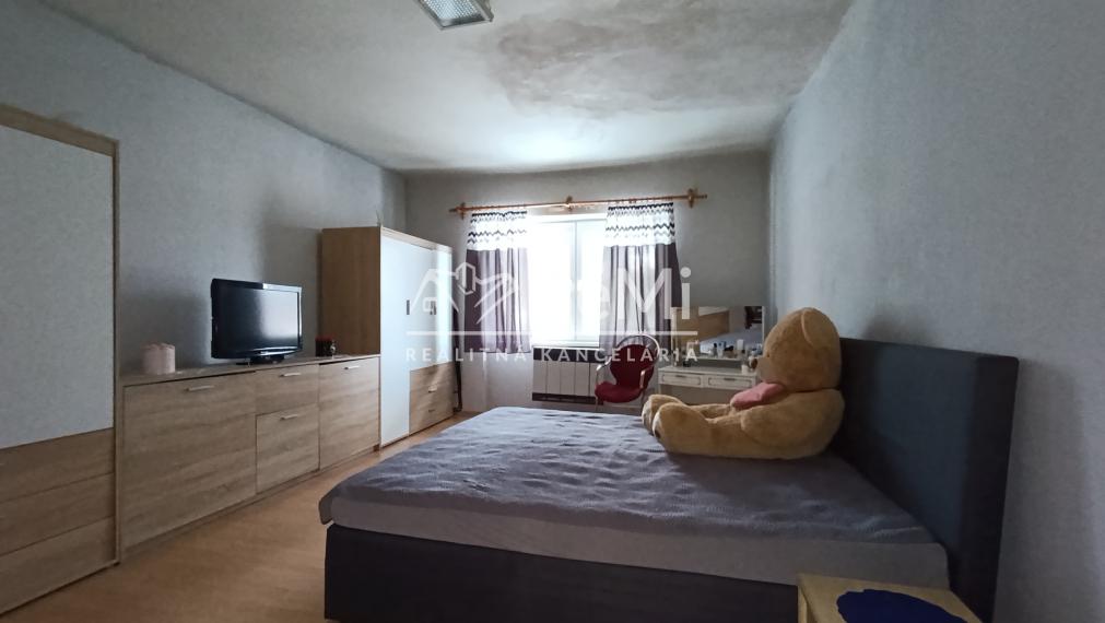 Trojgeneračný  dom v Slavošovciach , tri samostatné  vchody