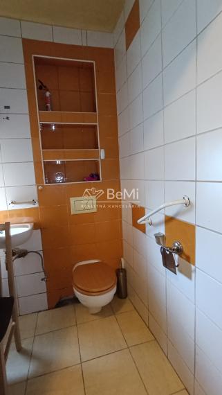 Trojgeneračný  dom v Slavošovciach , tri samostatné  vchody