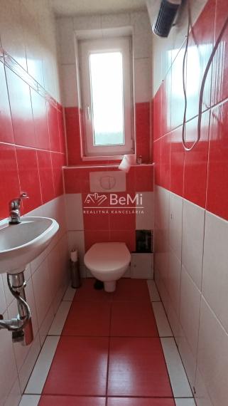 Trojgeneračný  dom v Slavošovciach , tri samostatné  vchody