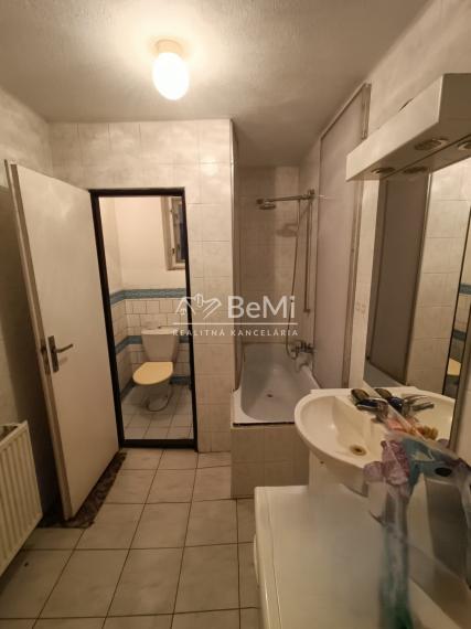 RD /Chalupa s veľkým pozemkom a novou strechou v Blesovciach