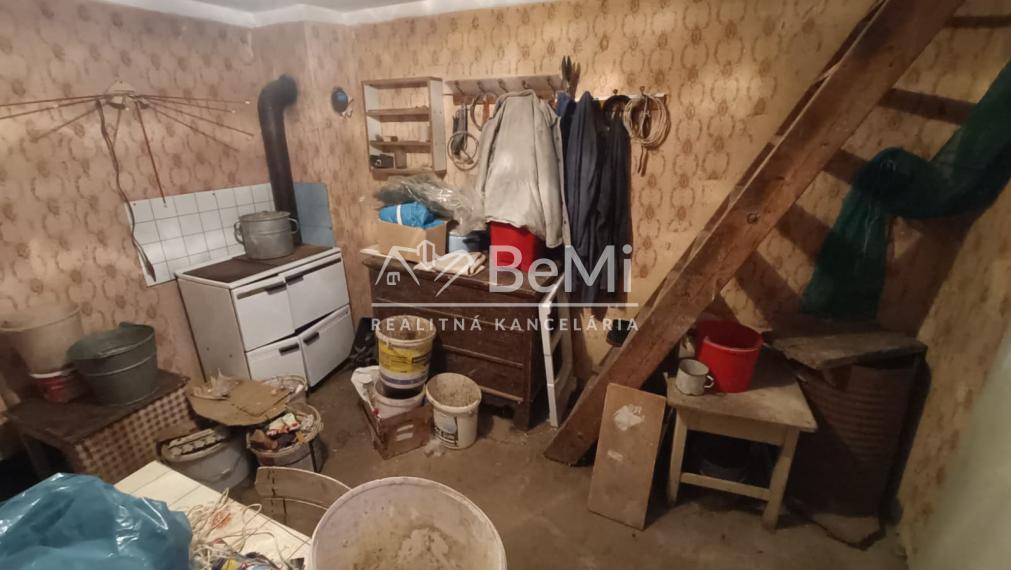 RD /Chalupa s veľkým pozemkom a novou strechou v Blesovciach