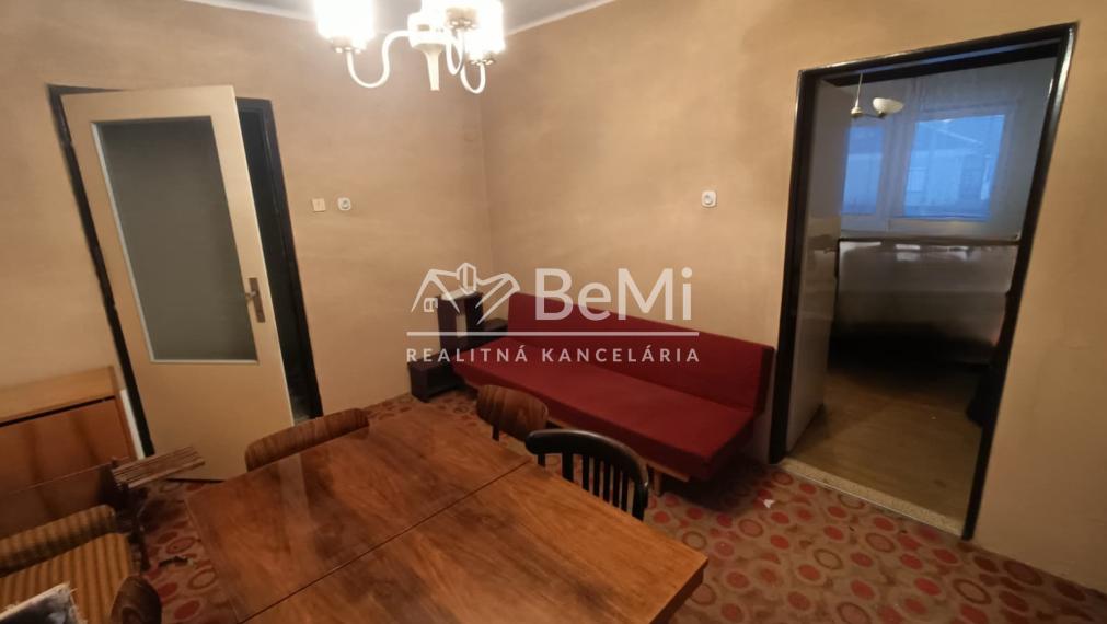 RD /Chalupa s veľkým pozemkom a novou strechou v Blesovciach