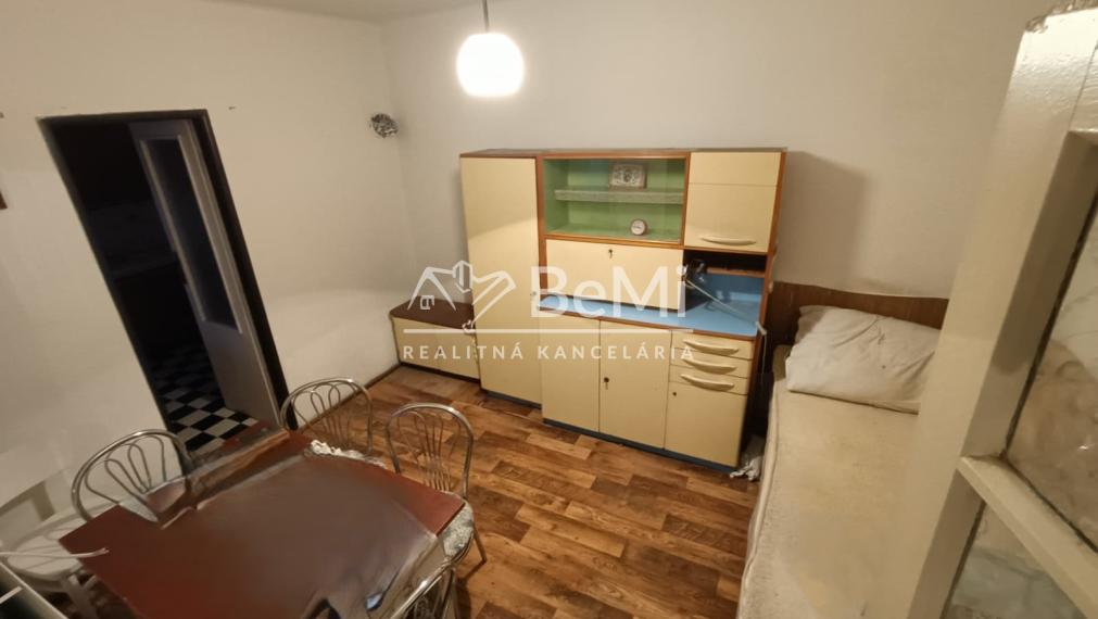 RD /Chalupa s veľkým pozemkom a novou strechou v Blesovciach