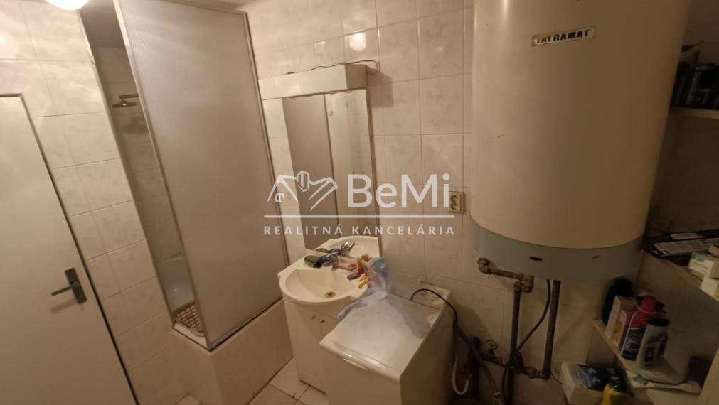 RD /Chalupa s veľkým pozemkom a novou strechou v Blesovciach