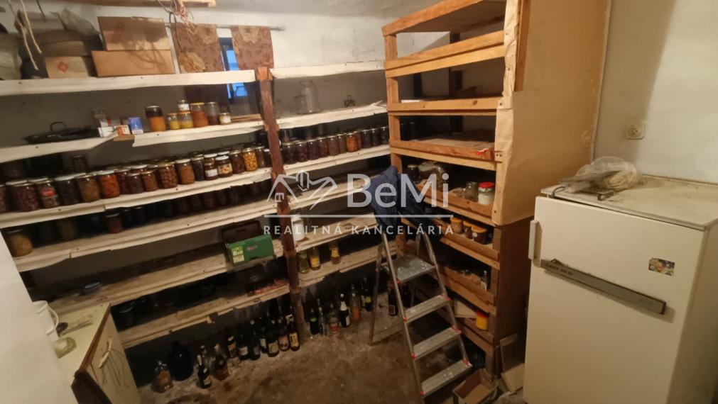 RD /Chalupa s veľkým pozemkom a novou strechou v Blesovciach