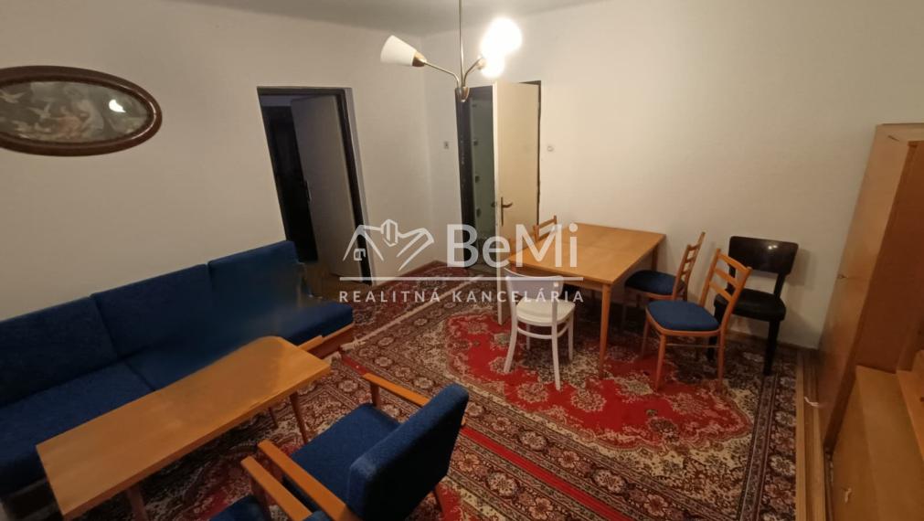 RD /Chalupa s veľkým pozemkom a novou strechou v Blesovciach