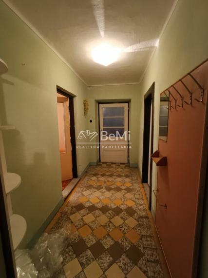 RD /Chalupa s veľkým pozemkom a novou strechou v Blesovciach