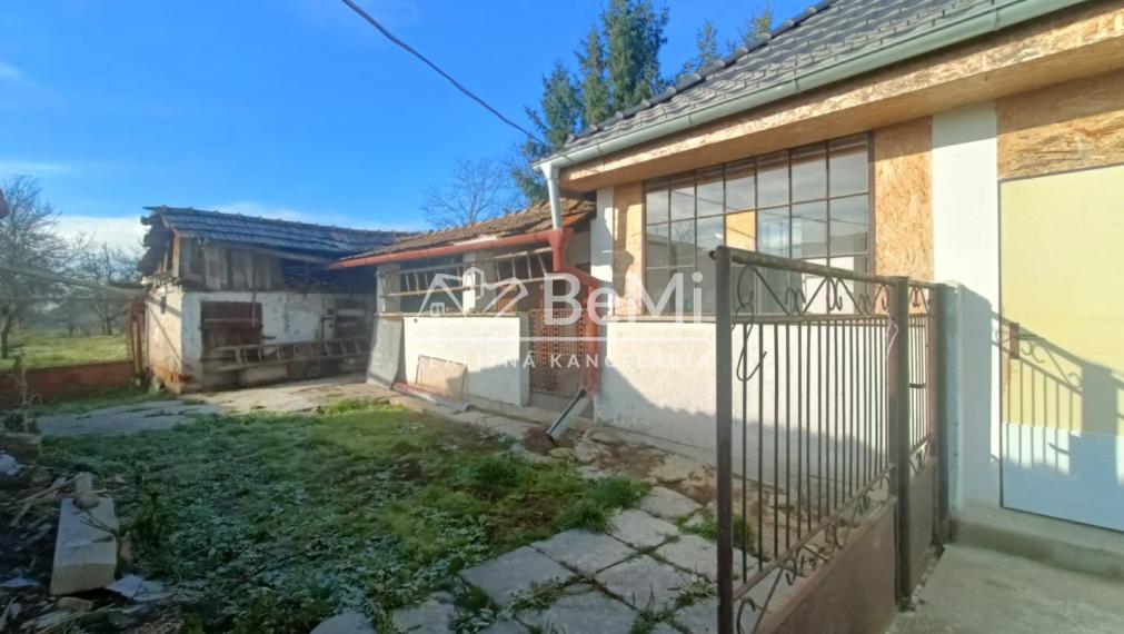 RD /Chalupa s veľkým pozemkom a novou strechou v Blesovciach