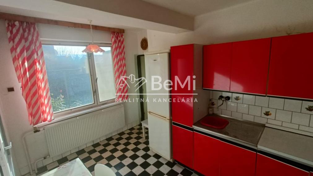 RD /Chalupa s veľkým pozemkom a novou strechou v Blesovciach