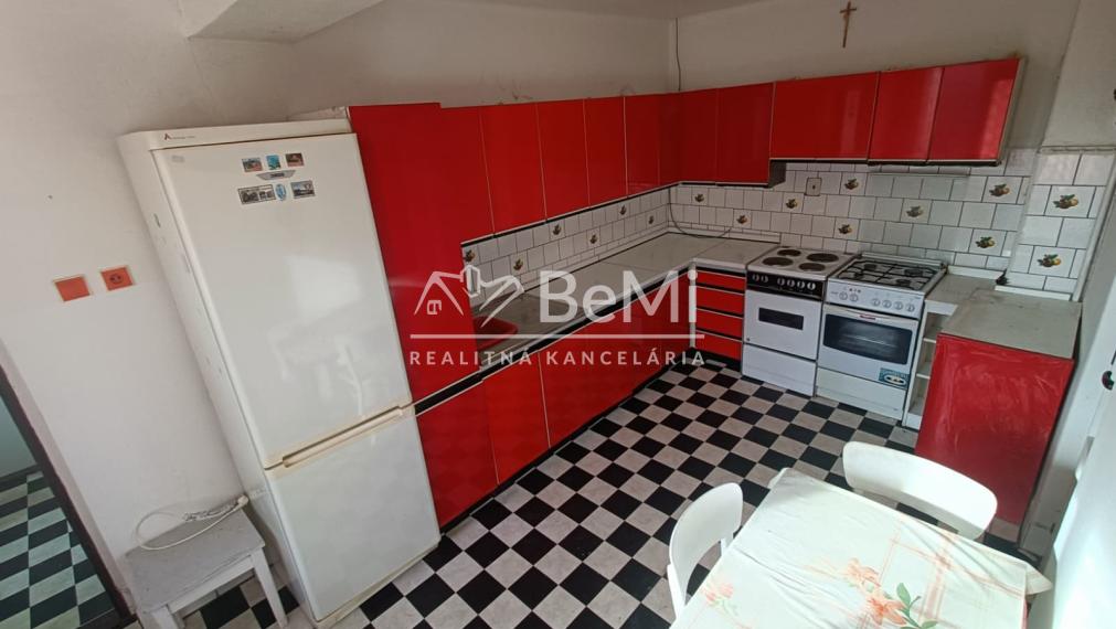 RD /Chalupa s veľkým pozemkom a novou strechou v Blesovciach